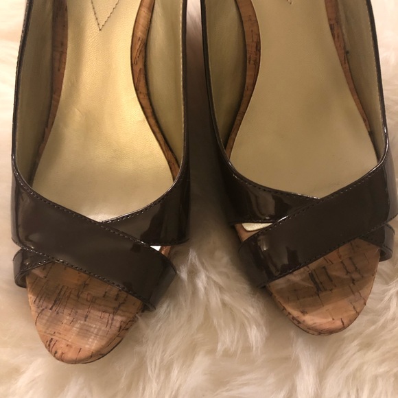 Chocolate brown GUESS wedge sandals wth a peep toe - Picture 4 of 8